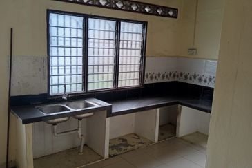 Single Storey Terrace House End Lot for Sale