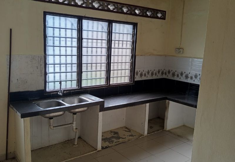 Single Storey Terrace House End Lot for Sale