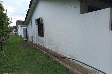 Single Storey Terrace House End Lot for Sale