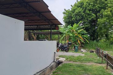 Single Storey Terrace House End Lot for Sale