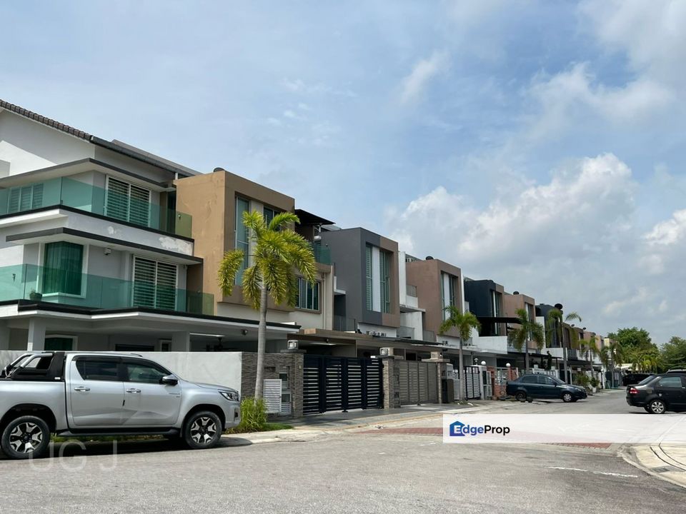 For sale jalan penaga bandar botanic 2.5 Storey, renovated & partially furnished, Selangor, Klang