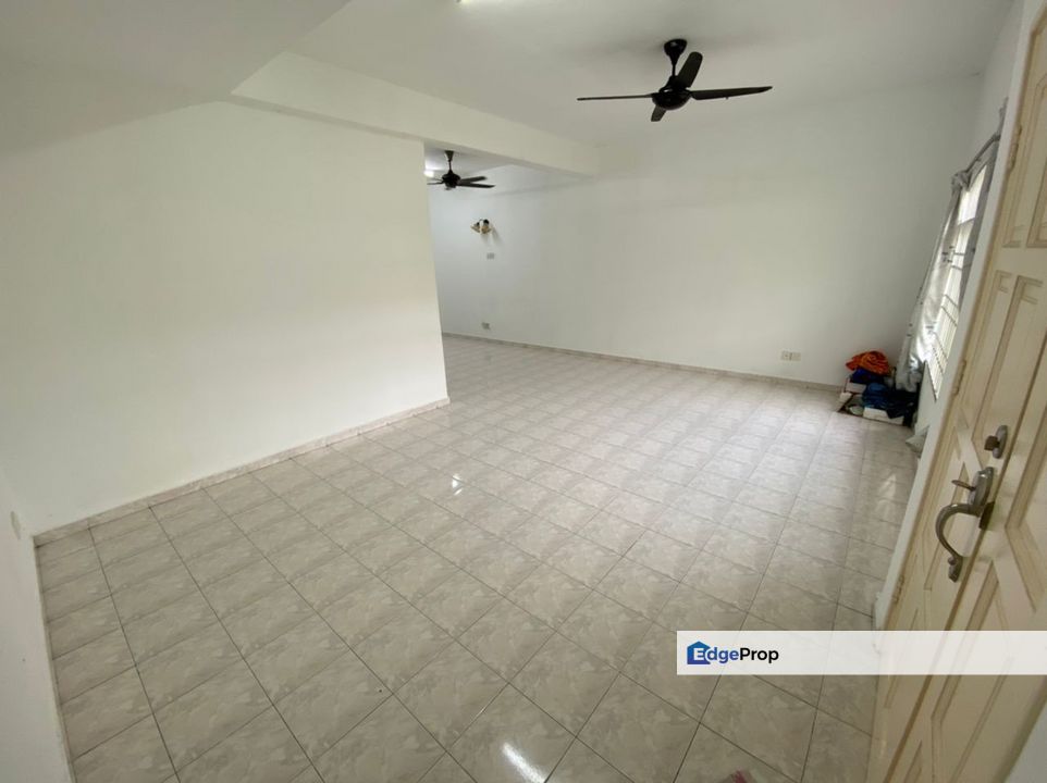 For rent bandar bukit tinggi 2 double storey partially furnished , Selangor, Klang