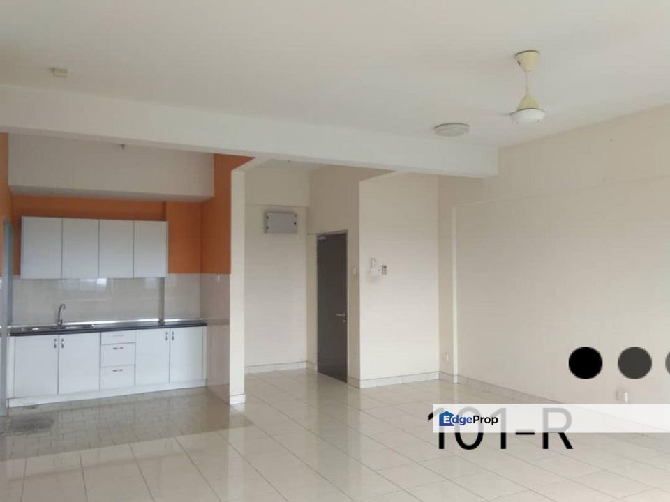 For sale lagoon suites kota kemuning condominium partially furnished, Selangor, Kota Kemuning