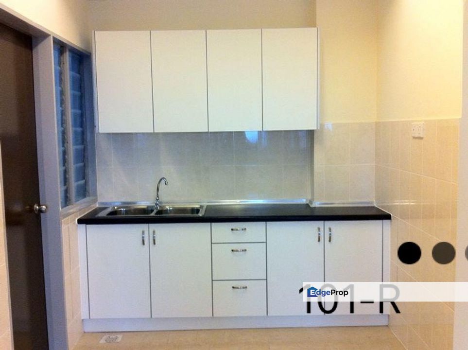 For sale lagoon suites kota kemuning condominium partially furnished, Selangor, Kota Kemuning