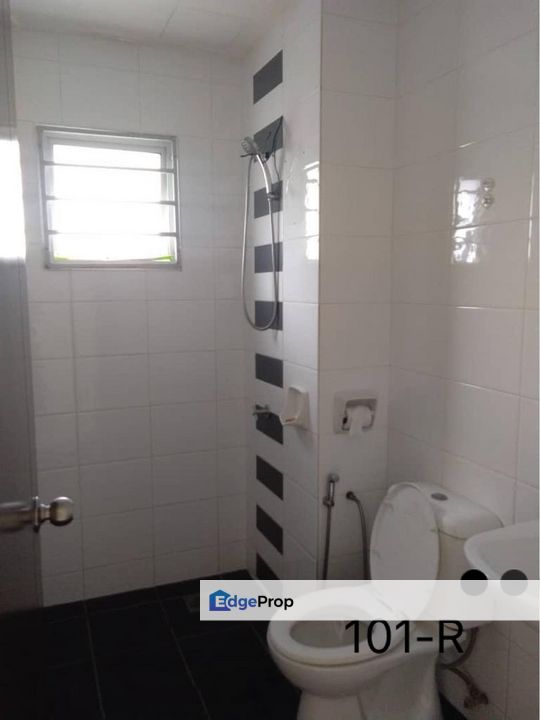 For sale lagoon suites kota kemuning condominium partially furnished, Selangor, Kota Kemuning