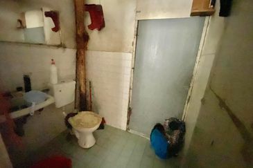 Best Discount,Silibin,Jelapang Flat For Sale,Ground Floor,Walking Distance To Billion Mart  