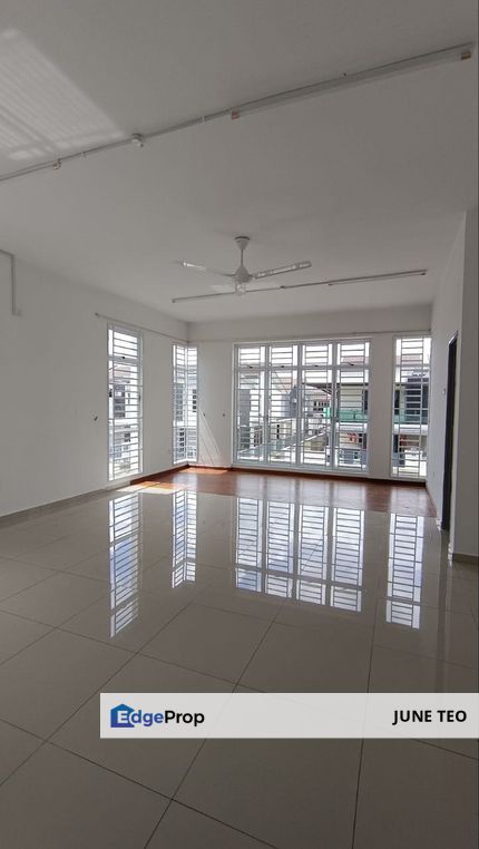 Unfurnished Basic Condition Strategic Location 2sty Terrace End Lot @ Mutiara Rini for Rent, Johor, Skudai