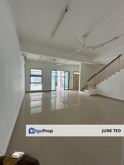 Strategic Location Unfurnished in Basic Condition 2sty Terrace @ Dato Onn for Rent, Johor, Johor Bahru