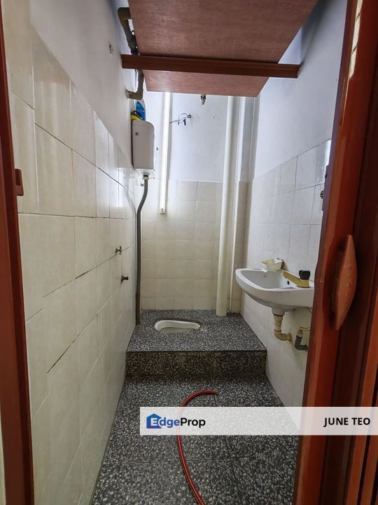 Unfurnished Good Condition Low Floor 3room Walk-up Apt @ Pangsapuri Sri Delima for Rent, Johor, Masai