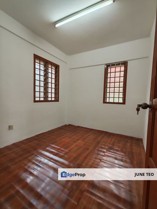 Unfurnished Good Condition Low Floor 3room Walk-up Apt @ Pangsapuri Sri Delima for Rent, Johor, Masai