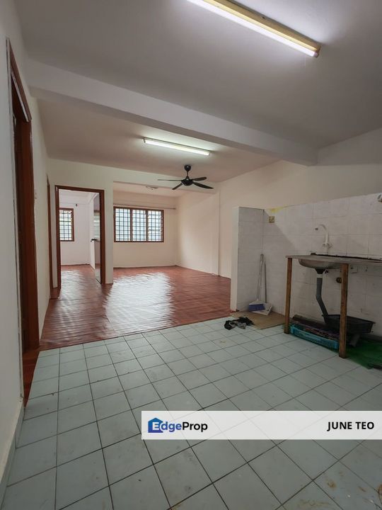 Unfurnished Good Condition Low Floor 3room Walk-up Apt @ Pangsapuri Sri Delima for Rent, Johor, Masai