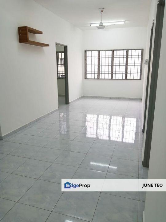 Low Floor Good Condition Basic Fittings 3room Walk Up Flat @ Flora Height for Rent, Johor, Pasir Gudang
