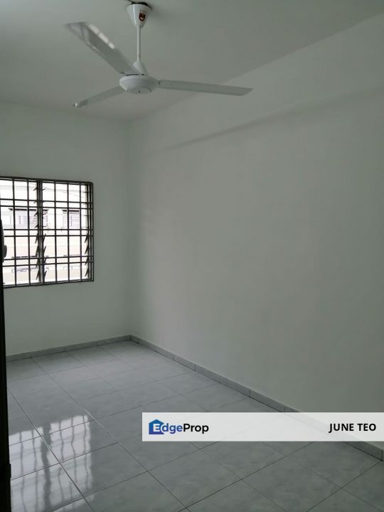 Low Floor Good Condition Basic Fittings 3room Walk Up Flat @ Flora Height for Rent, Johor, Pasir Gudang