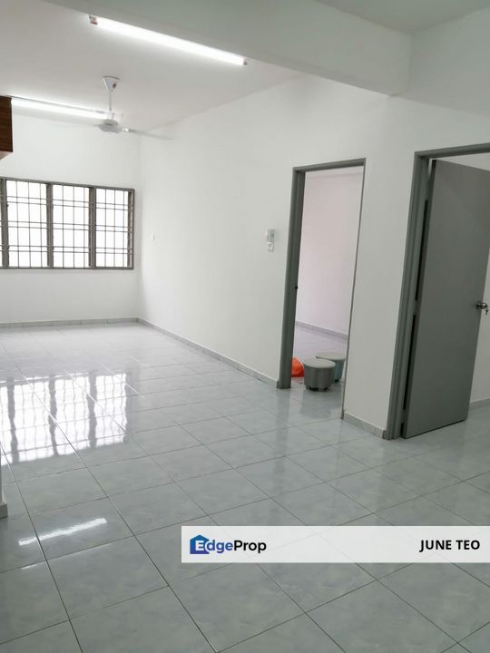Low Floor Good Condition Basic Fittings 3room Walk Up Flat @ Flora Height for Rent, Johor, Pasir Gudang