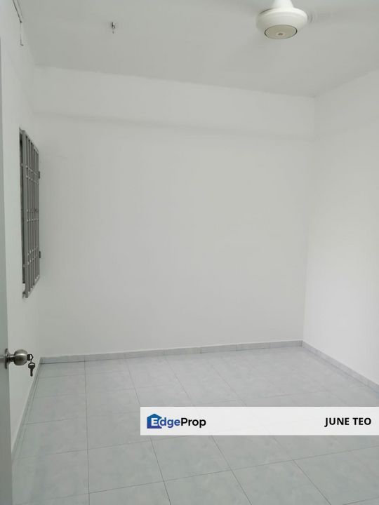 Low Floor Good Condition Basic Fittings 3room Walk Up Flat @ Flora Height for Rent, Johor, Pasir Gudang