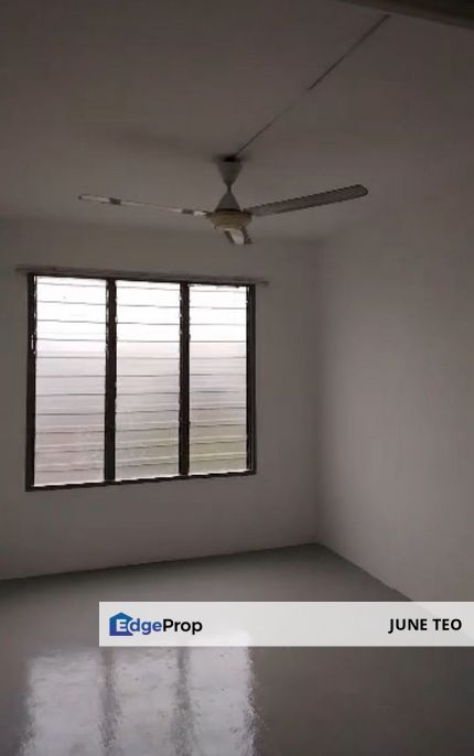 Strategic Location Unfurnished Mid Floor Good Condition Walk Up Flat @ Sri Lanang for Rent, Johor, Johor Bahru