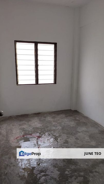 Strategic Location Original Basic Furnished Good Condition High Floor Walk Up Flat @ Gaya for Rent, Johor, Ulu Tiram