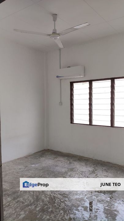 Strategic Location Original Basic Furnished Good Condition High Floor Walk Up Flat @ Gaya for Rent, Johor, Ulu Tiram
