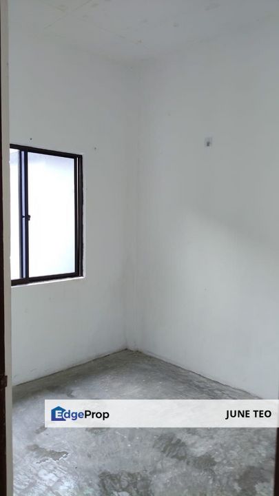 Strategic Location Original Basic Furnished Good Condition High Floor Walk Up Flat @ Gaya for Rent, Johor, Ulu Tiram