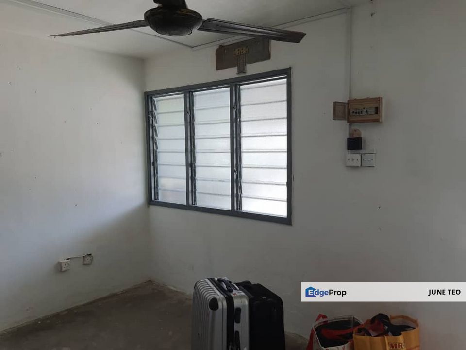 Original Unfurnished Good Condition 2sty Low Cost Terrace @ Pasir Putih for Rent, Johor, Pasir Gudang