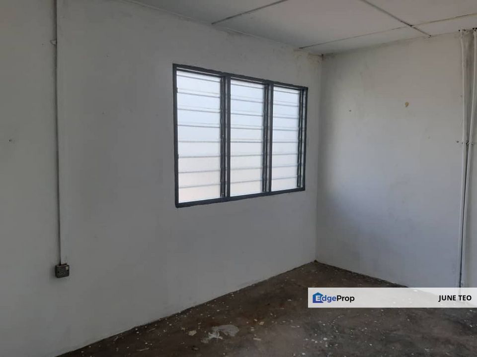 Original Unfurnished Good Condition 2sty Low Cost Terrace @ Pasir Putih for Rent, Johor, Pasir Gudang