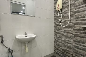 2 STOREY TERRACE/PUCHONG UTAMA/END LOT