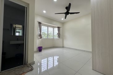 2 STOREY TERRACE/PUCHONG UTAMA/END LOT
