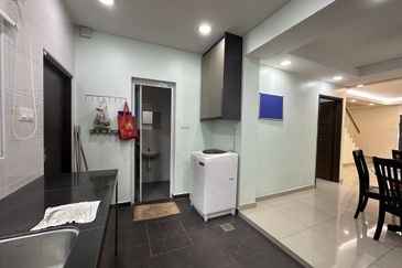 2 STOREY TERRACE/PUCHONG UTAMA/END LOT