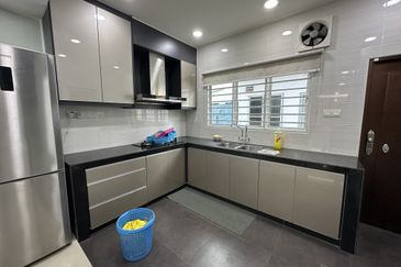 2 STOREY TERRACE/PUCHONG UTAMA/END LOT
