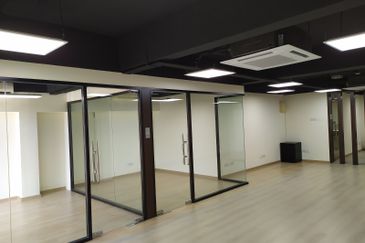 Bandar Puteri 1 Shop lot Lift office Puchong for Rent