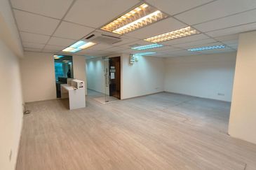 Bandar Puteri 1 Shop lot Lift office Puchong For Rent