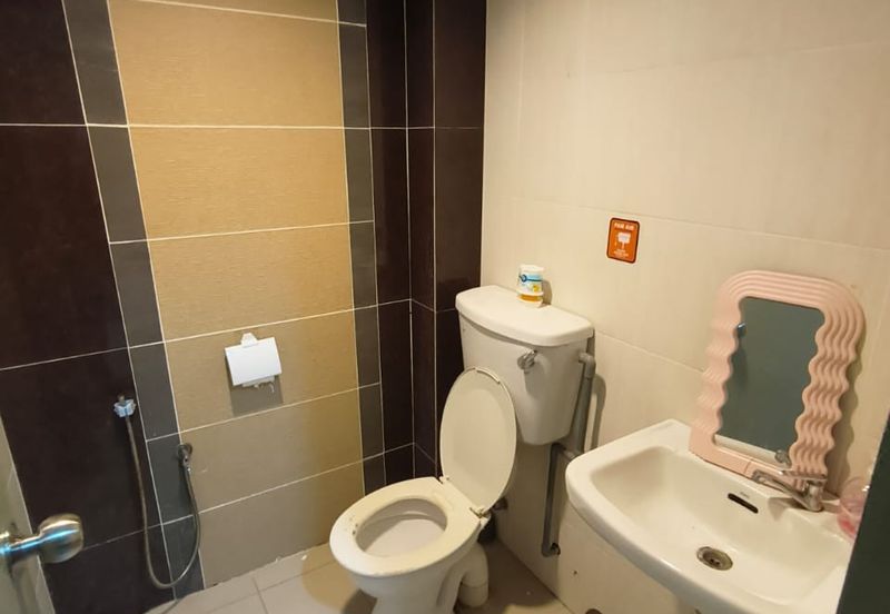 Bandar Puteri 1 Shop lot Lift office Puchong For Rent