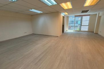 Bandar Puteri 1 Shop lot Lift office Puchong For Rent