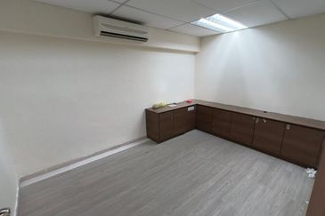 Bandar Puteri 1 Shop lot Lift office Puchong For Rent