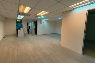 Bandar Puteri 1 Shop lot Lift office Puchong For Rent