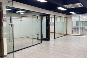 Bandar Puteri 1 Shop Lot with Lift | Puchong Office for Rent