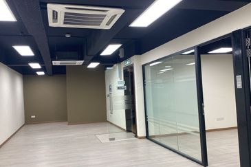 Bandar Puteri 1 Shop Lot with Lift | Puchong Office for Rent