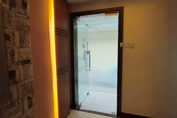 Bandar Puteri 1 Shop Lot with Lift | Puchong Office for Rent