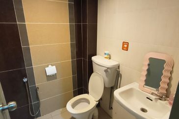 Bandar Puteri 1 Shop Lot with Lift | Puchong Office for Rent