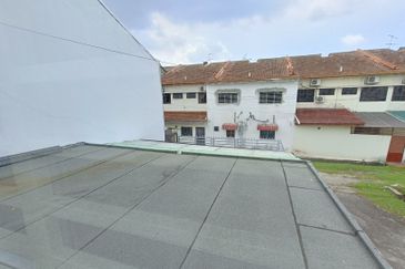 Taman Wangi (Tepi Sungai)