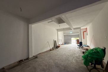 Sri Istana @Facing Roundabout Klang 3 Sty Shop 20X70 for Sale RM1.5mils