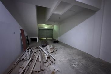 Sri Istana @Facing Roundabout Klang 3 Sty Shop 20X70 for Sale RM1.5mils