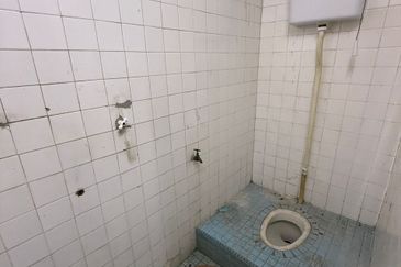 Sri Istana @Facing Roundabout Klang 3 Sty Shop 20X70 for Sale RM1.5mils