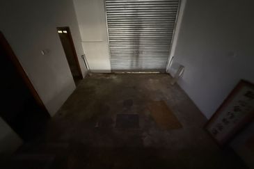 Sri Istana @Facing Roundabout Klang 3 Sty Shop 20X70 for Sale RM1.5mils