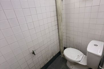 Sri Istana @Facing Roundabout Klang 3 Sty Shop 20X70 for Sale RM1.5mils