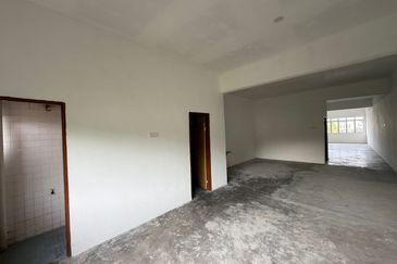 Sri Istana @Facing Roundabout Klang 3 Sty Shop 20X70 for Sale RM1.5mils