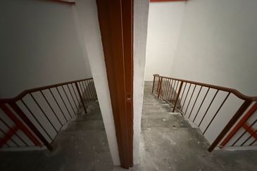 Sri Istana @Facing Roundabout Klang 3 Sty Shop 20X70 for Sale RM1.5mils