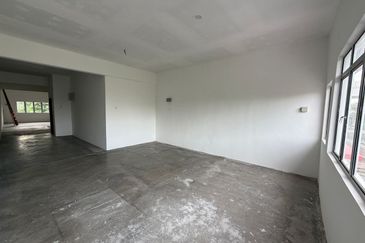 Sri Istana @Facing Roundabout Klang 3 Sty Shop 20X70 for Sale RM1.5mils