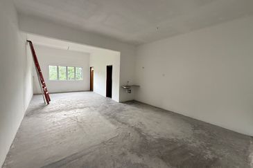 Sri Istana @Facing Roundabout Klang 3 Sty Shop 20X70 for Sale RM1.5mils