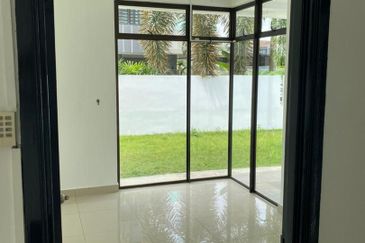 Maple Red, Adda Heights